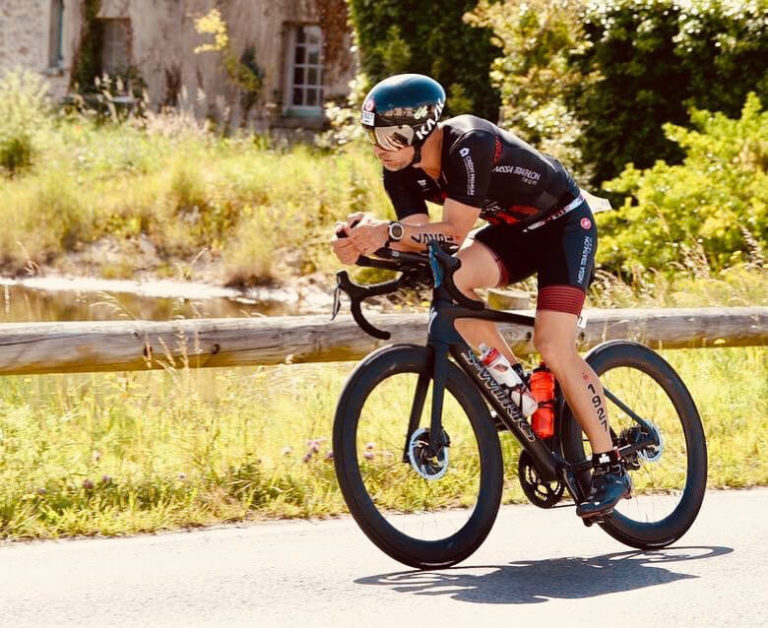 Triathlète du Team Nissa à vélo